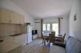 Гостевой дом NEÐO Apartments Brda Тиват Номер с кроватью размера «queen-size» и балконом-10